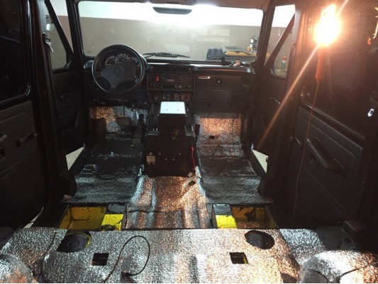 Шумоизоляция пола, арок и щитка моторного отсека