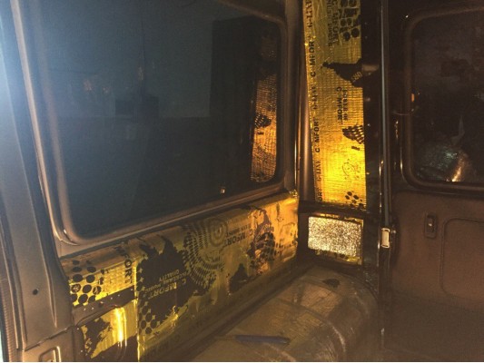 Шумоизоляция пола, арок и щитка моторного отсека